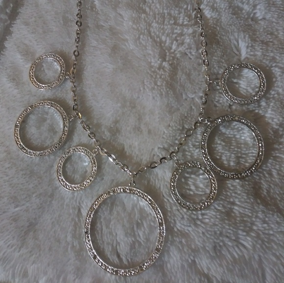 Cool Silver Tone Necklace with Circles🌷 - Picture 1 of 5